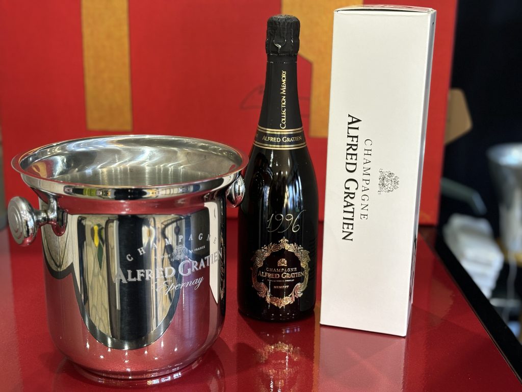 The MEMORY 1996 bottle is now accompanied by a vintage Alfred Gratien champagne ice bucket