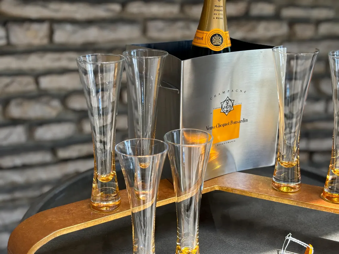 7 VCP Gift – 6 Veuve Clicquot Trendy Flutes + The Ponsardin metal champagne bucket “THE” – Rare collectibles great gift items Made in France