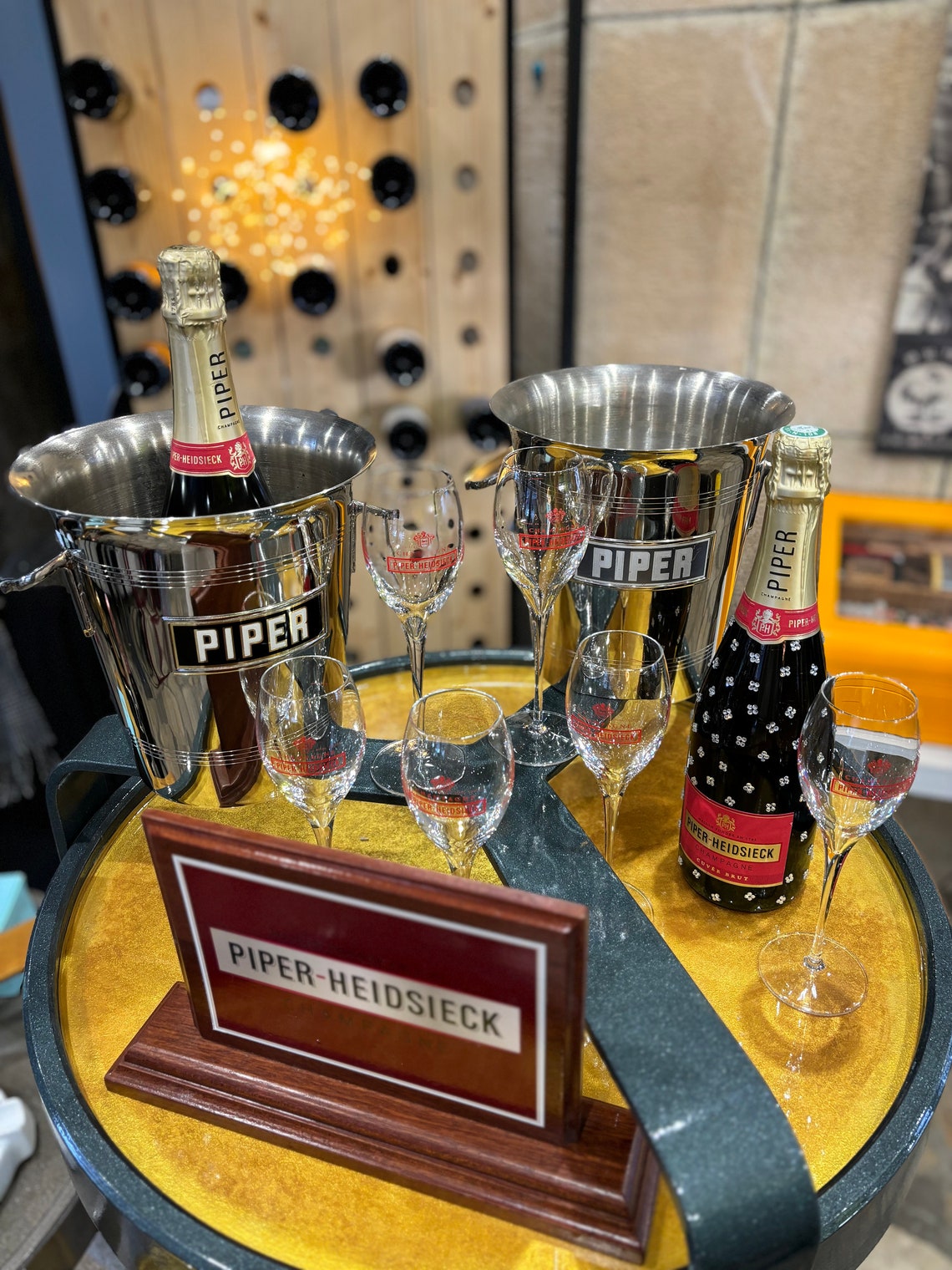 9 PIPER-Heidsieck Champagne Party Set 2 vintage ice buckets 6 champagne flutes 1 advertising board – Original French bar equipment