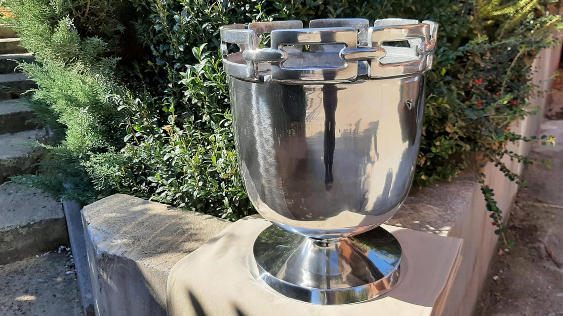 The Viking Cauldron – Large drinks cooler for 4 normal or 2 magnum bottles – A heavy, robust ice bucket that won’t be blown away by the wind